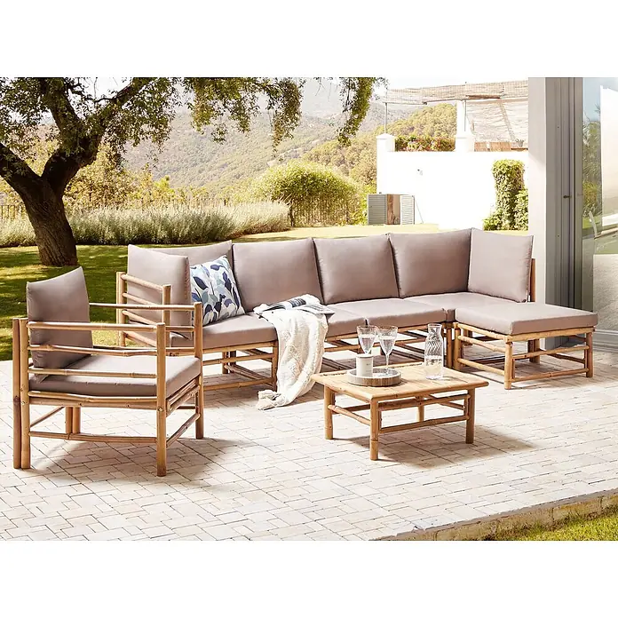 20-tlg Lounge Set CERRETO in Braun/Beige/Grau linksseitig -  - Bambus-Gartenmöbelset mit taupefarbenen Kissen auf der Terrasse, inklusive modularem Sofa, Sessel, Couchtisch und Ottomane.