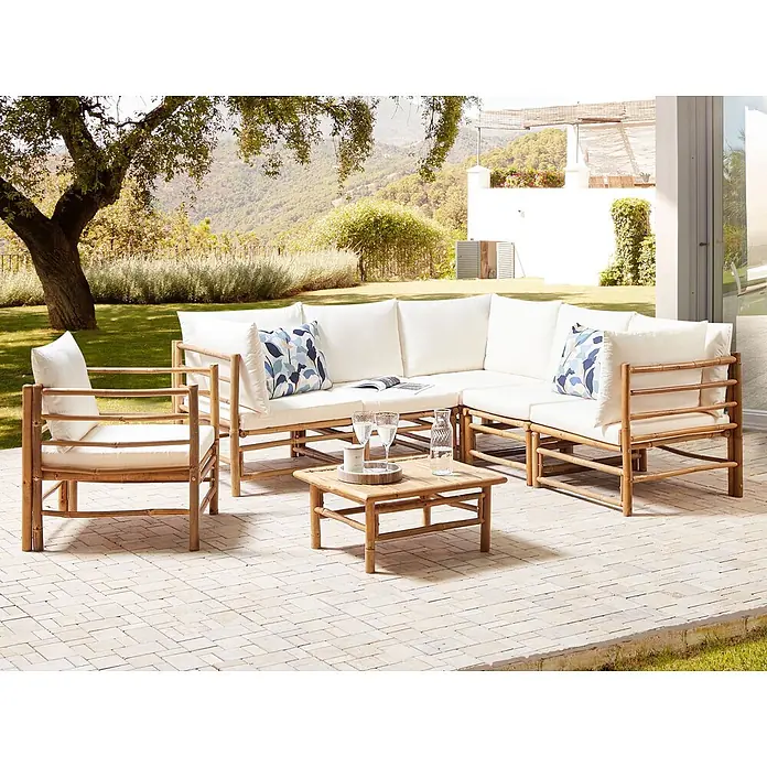 22-tlg Lounge Set CERRETO in Braun/Weiß -  - Bambus-Outdoor-Sitzgruppe mit Sessel und Couchtisch, weißen Polstern und blauen Kissen auf einer Terrasse.
