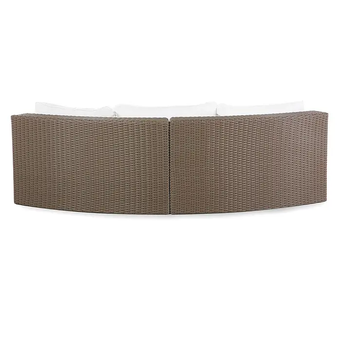 6-tlg Lounge Set SEVERO in Braun/Weiß -  - Rückansicht eines gebogenen modularen Outdoor-Sofas aus braunem Polyrattan mit weißen Kissen.