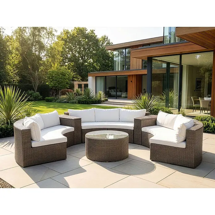 6-tlg Lounge Set SEVERO in Braun/Weiß -  - Gekrümmte braune Rattan-Outdoor-Sofagarnitur mit weißen Kissen und einem runden Couchtisch auf einer Terrasse.