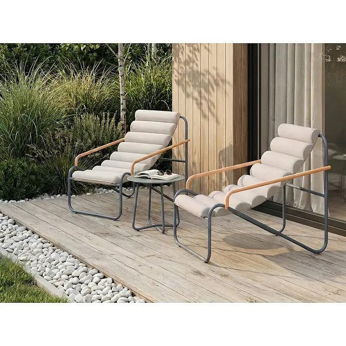 3-tlg Lounge Set PASTO in Grau/Beige -  - Zwei graue Gartenliegen mit hellen Polstern und Holzarmlehnen, dazu ein grauer Beistelltisch, auf einer Holzterrasse.