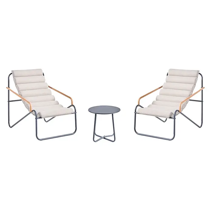 3-tlg Lounge Set PASTO in Grau/Beige -  - Zwei Loungesessel mit beigen Polstern & Holzarmlehnen, flankieren einen runden grauen Metall-Beistelltisch.