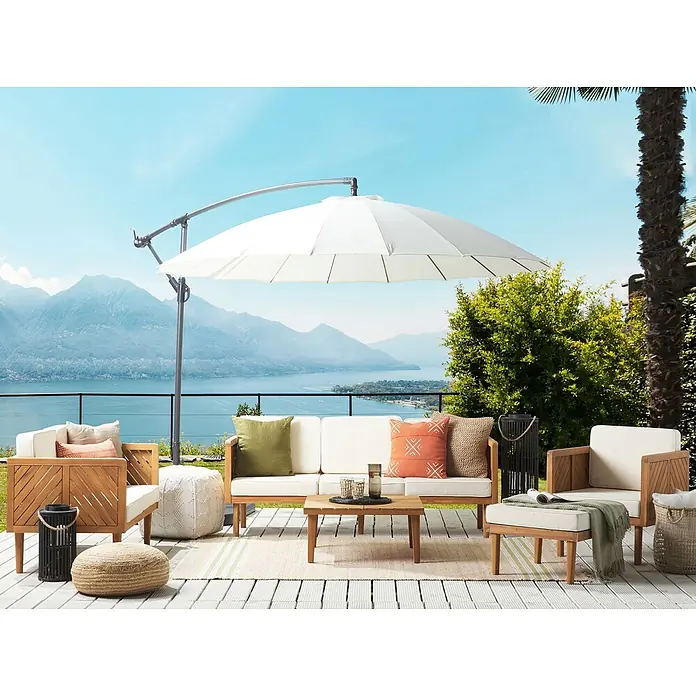 5-tlg Lounge Set BARATTI in Braun/Beige -  - Stilvolle Outdoor-Möbelgruppe mit Holzrahmen, weißen Polstern, bunten Kissen und großem weißem Sonnenschirm auf einer Seeterrasse.