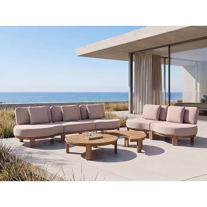 4-tlg Lounge Set ARZELLO in Braun/Beige -  - Hellrosa Outdoor-Sofas und Holztische auf einer Terrasse mit Meerblick, als stilvoller Entspannungsbereich.