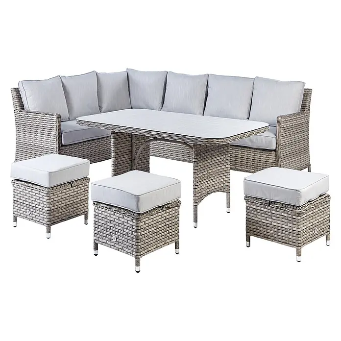 5-tlg Lounge Set LACONA in Grau rechtsseitig -  - Graubraune Rattan-Gartenmöbelgruppe mit Ecksofa, Glastisch und drei Hockern mit hellgrauen Kissen.