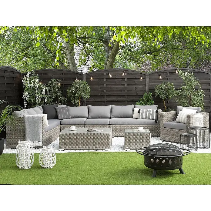 8-tlg Lounge Set XXL in Grau rechtsseitig -  - Ein graues Outdoor-Ecksofa und Couchtische aus Korbgeflecht mit grauen Kissen in einer Gartenumgebung.