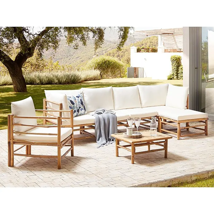 20-tlg Lounge Set CERRETO in Braun/Weiß linksseitig -  - Outdoor-Sitzgruppe aus Bambus: L-Sofa, Sessel und Couchtisch mit weißen Kissen auf einer Terrasse.