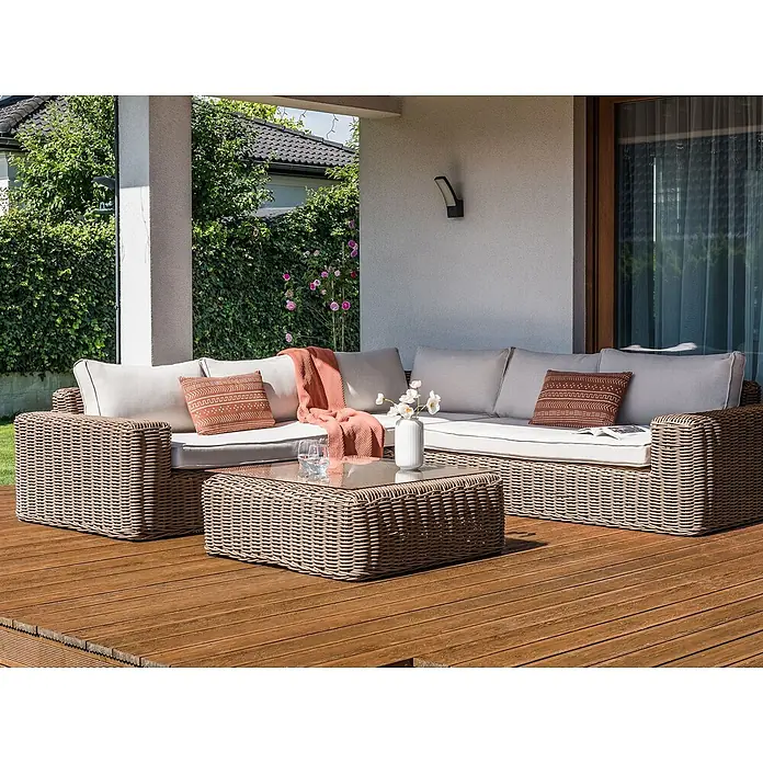 4-tlg Lounge Set PALERMO in Braun/Weiß -  - Braune Rattan-Gartenlounge mit hellen Kissen und passendem Couchtisch auf Holzterrasse.