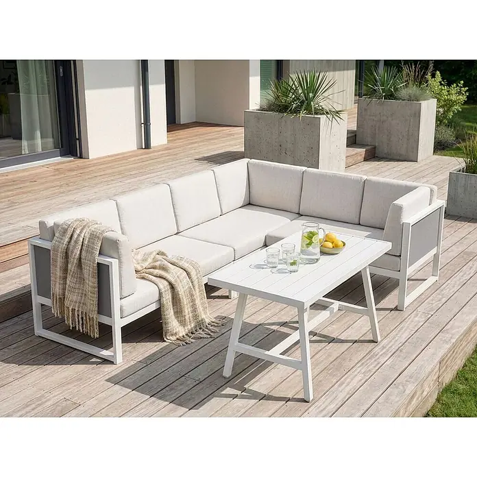 16-tlg Lounge Set CASTELLA/FRATTE in Weiß/Grau linksseitig -  - Ecksofa für den Außenbereich mit hellen Polstern und weißem Metallrahmen, dazu ein weißer Couchtisch auf Holzterrasse.