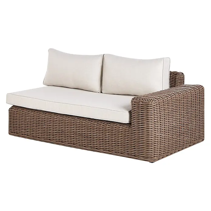 4-tlg Lounge Set PALERMO in Braun/Weiß -  - Braunes Korbflecht-Outdoor-Zweisitzersofa mit zwei cremefarbenen Sitz- und zwei Rückenkissen.