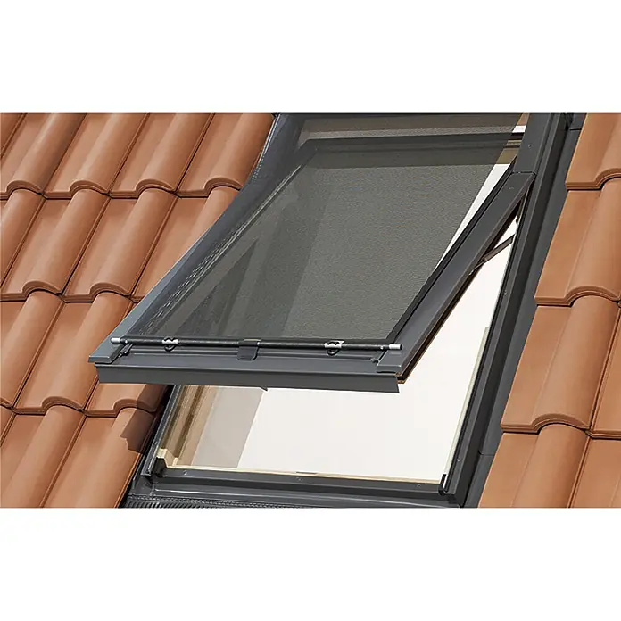 Toldo para ventana de techo - 78 cm - Una ventana de techo abierta con una mosquitera negra integrada, instalada en un techo con tejas rojas. Perfecta ventilación!