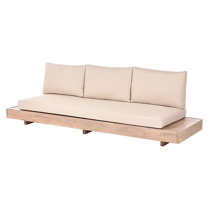 3-tlg Lounge Set MARETTIMO in Beige/Braun -  - Modernes Outdoor-Sofa mit hellbeigen Stoffkissen auf einer hellen Holzlattenunterlage.