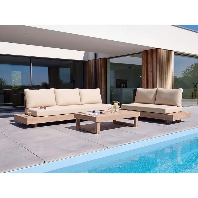 3-tlg Lounge Set MARETTIMO in Beige/Braun -  - Helles Outdoor-Lounge-Set aus Holz mit beigefarbenen Kissen auf einer Terrasse am Pool.