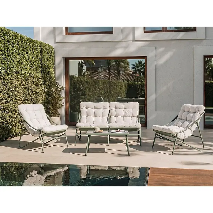 8-tlg Lounge Set MOLVENO in Grün/Beige -  - Outdoor-Sitzgruppe mit hellen Kissen und grünen Rahmen auf einer Terrasse am Pool. Besteht aus Sofa, zwei Sesseln und einem Kaffeetisch.