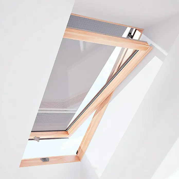Toldo para ventana de techo - 78 cm - Una claraboya de madera está abierta, dejando entrar la luz. La ventana está equipada con una persiana enrollable.
