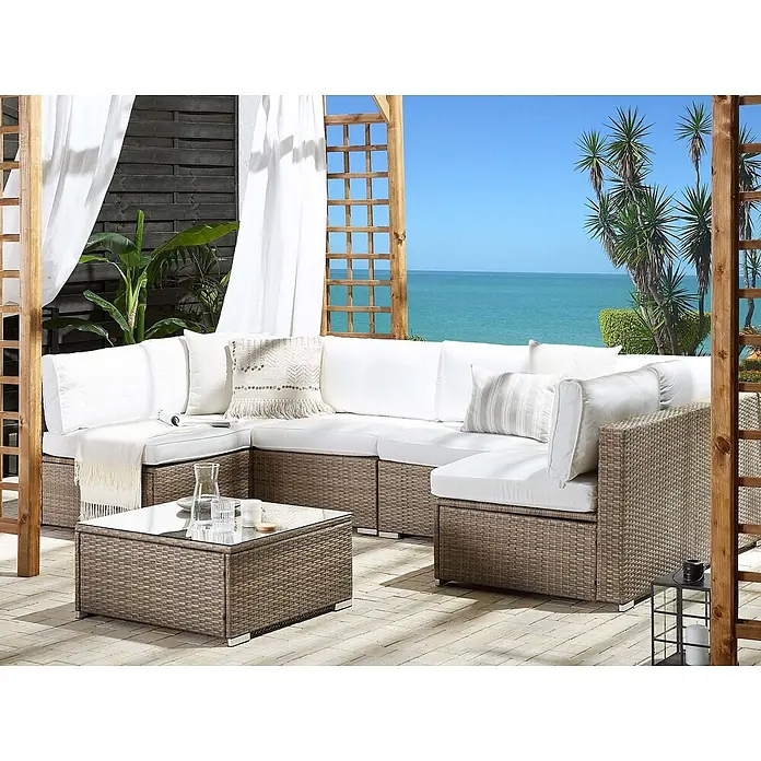21-tlg Lounge Set BELVEDERE in Braun/Weiß -  - Braune Rattan-Gartenlounge mit weißen Polstern und Glastisch auf einer Terrasse mit Meerblick.