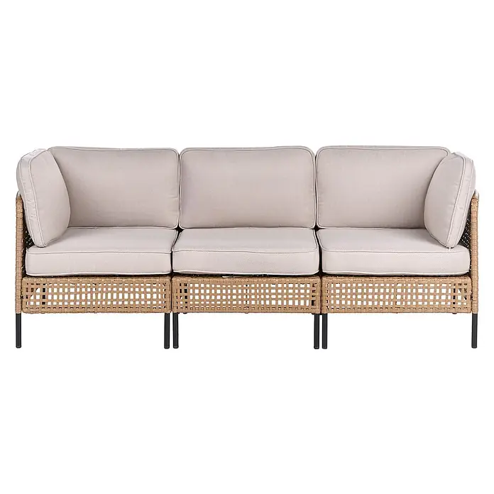 7-tlg Lounge Set OMEGANA in Beige/Schwarz -  - Dreisitzer-Outdoor-Sofa mit hellbeigen Polstern, hellbraunem Geflechtrahmen und schwarzen Metallfüßen.