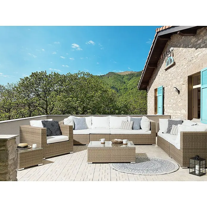 26-tlg Lounge Set MAESTRO in Braun/Weiß -  - Beiges Outdoor-Loungeset in Rattan-Optik mit weißen Kissen auf einer Terrasse, bestehend aus Sektionssofa, Sessel, Couchtisch und Beistelltisch.