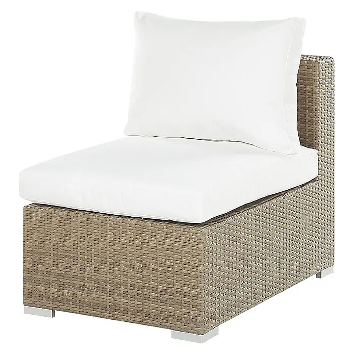 26-tlg Lounge Set MAESTRO in Braun/Weiß -  - Ein einzelnes Outdoor-Sesselmodul mit braunem Rattan-Geflechtgestell und dicken weißen Sitz- und Rückenkissen.