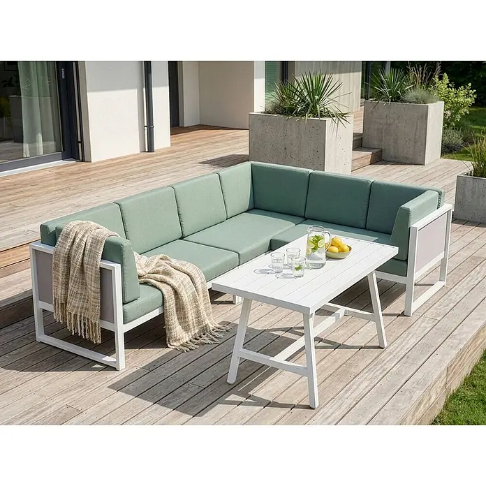16-tlg Lounge Set CASTELLA/FRATTE in Grün/Weiß/Grau linksseitig -  - L-förmiges Outdoor-Sofa mit hellgrünen Kissen und weißem Gestell, neben einem weißen Lamellen-Couchtisch auf einer Holzterrasse, mit einer Decke.