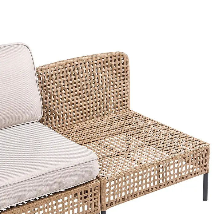 7-tlg Lounge Set OMEGANA in Beige/Schwarz -  - Nahaufnahme einer hellbraunen Rattan-Gartenliege mit hellbeigen Kissen.