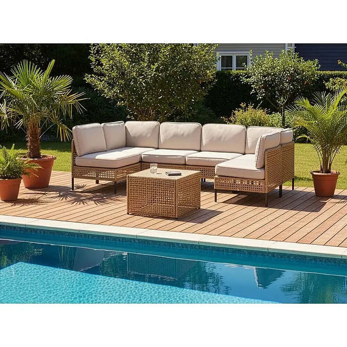 7-tlg Lounge Set OMEGANA in Beige/Schwarz -  - Outdoor-Ecksofa-Set in Rattanoptik mit hellen Kissen und Couchtisch auf Holzterrasse am Pool.