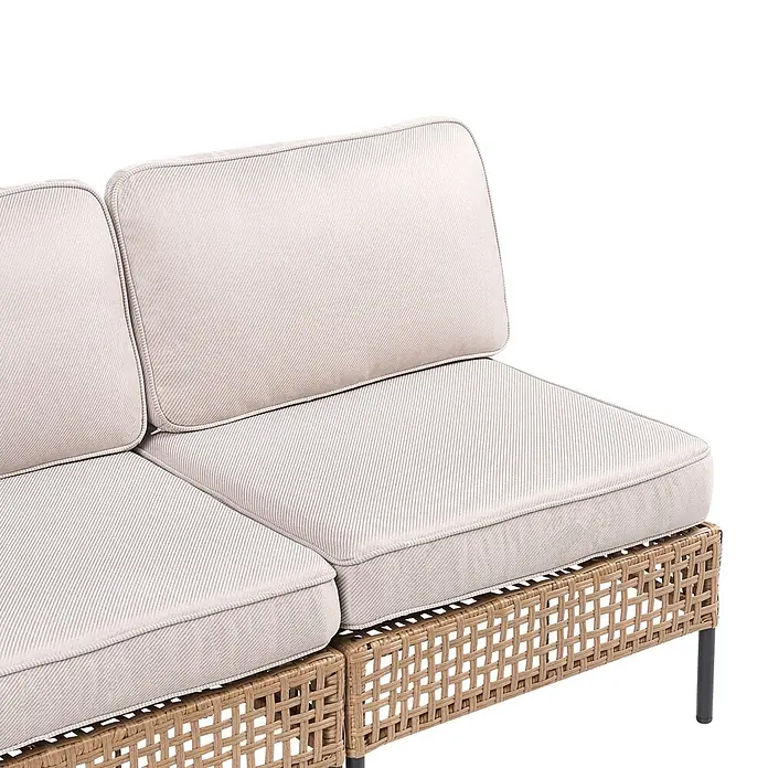 7-tlg Lounge Set OMEGANA in Beige/Schwarz -  - Nahaufnahme von hellbeigen Outdoor-Sofakissen auf einem hellbraunen Geflechtuntergestell mit dunklen Beinen.