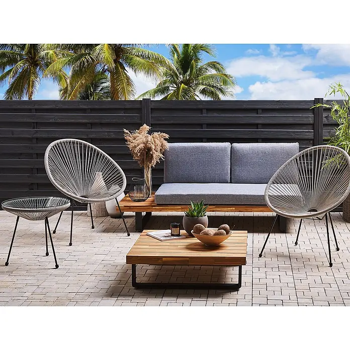3-tlg Bistro Set ACAPULCO II in Grau/Schwarz -  - Outdoor-Loungemöbel-Set: ein Holzsofa mit grauen Kissen, zwei hellgraue geflochtene Stühle und Holztische auf einer gepflasterten Terrasse.