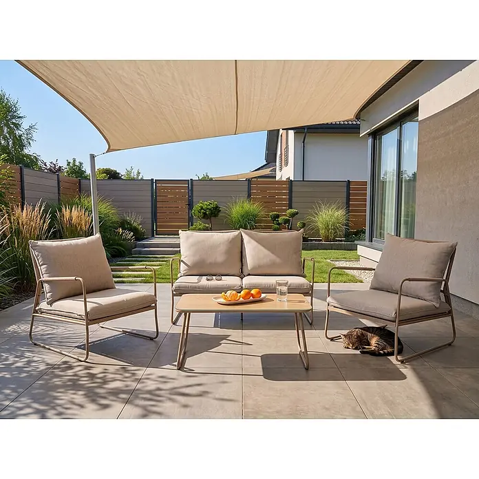 4-tlg Lounge Set ACCEGLIO in Beige -  - Outdoor-Loungeset mit hellbeigen Kissen und Metallgestell: zwei Sessel, Zweisitzer-Sofa und Couchtisch auf Terrasse unter Sonnensegel.