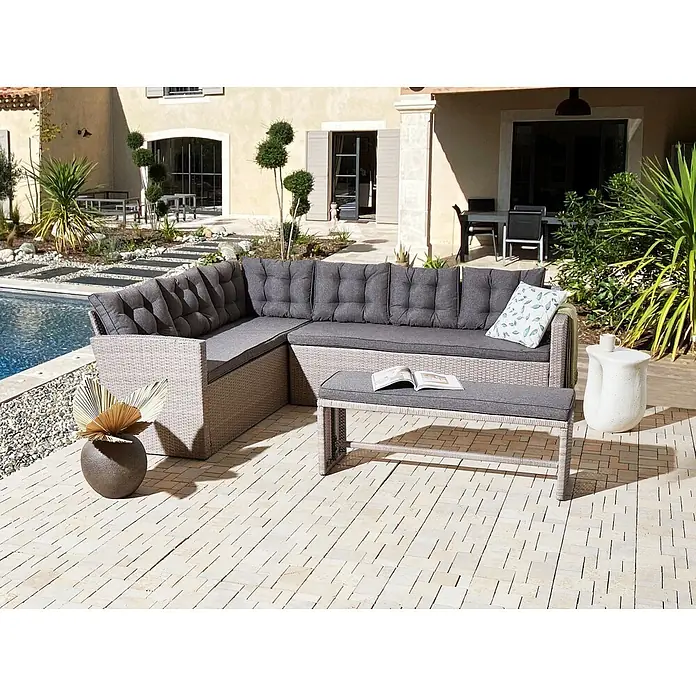 12-tlg Lounge Set VITERBO in Grau -  - L-förmiges Outdoor-Sofa in Rattan-Optik und passende Bank mit dunkelgrauen Kissen auf einer Terrasse am Pool.