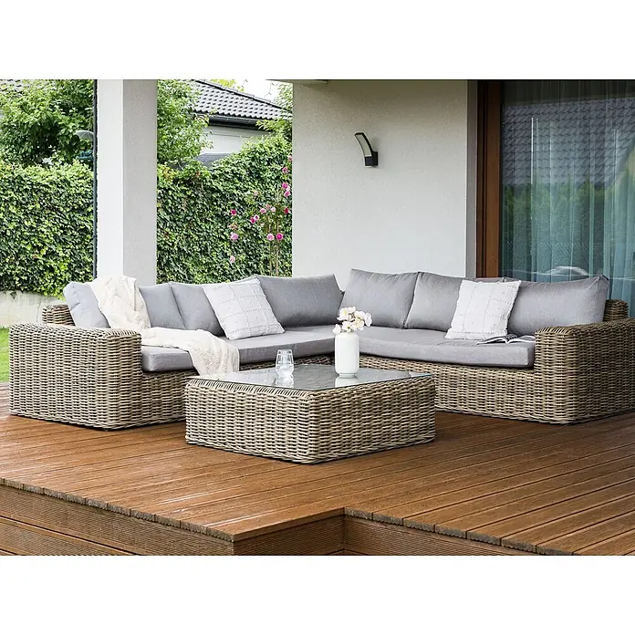 4-tlg Lounge Set PALERMO in Braun/Grau -  - Helles graues Polyrattan-Gartensofa mit grauen Kissen und passendem Couchtisch auf Holzterrasse.
