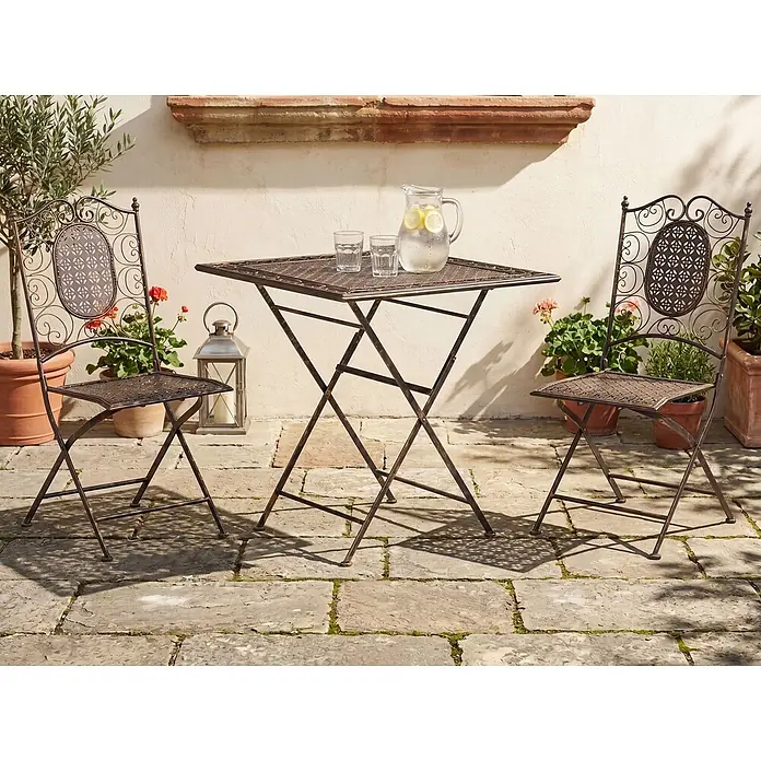 3-tlg Bistro Set BORMIO in Schwarz/Gold -  - Elegantes Bistro-Set aus dunkelbraunem Metall (Tisch und zwei Stühle) auf einer Terrasse, ideal für entspannte Stunden im Freien.