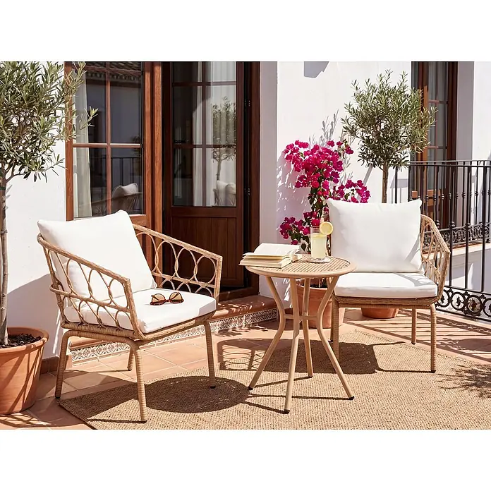 7-tlg Bistro Set FERLA in Braun/Weiß -  - Zwei geflochtene Terrassenstühle mit weißen Kissen, ein passender kleiner Tisch und ein natürlicher Webteppich bilden eine gemütliche Sitzgelegenheit im Freien.