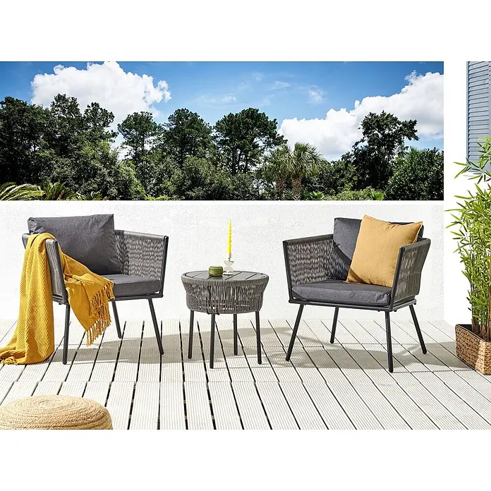 3-tlg Bistro Set GARGANO in Grau/Schwarz -  - Zwei graue Outdoor-Stühle mit geflochtenen Rückenlehnen und Kissen umrahmen einen passenden geflochtenen Beistelltisch auf einer Terrasse.