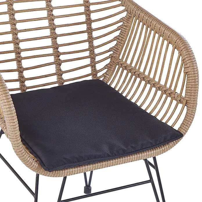 5-tlg Bistro Set TROPEA II in Braun/Schwarz -  - Nahaufnahme eines Stuhls mit einem geflochtenen hellbraunen Rahmen und einem schwarzen Kissen. Schwarze Metallbeine.