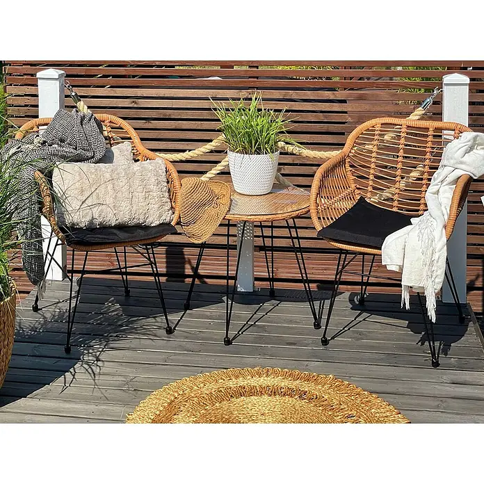 5-tlg Bistro Set TROPEA II in Braun/Schwarz -  - Zwei Rattan-Sessel mit Beistelltisch und rundem Jute-Teppich auf Holzdeck.