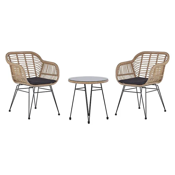 5-tlg Bistro Set TROPEA II in Braun/Schwarz -  - Braunes Rattan-Bistro-Set mit zwei Stühlen mit schwarzen Kissen und einem runden Tisch mit Glasplatte, alles auf schwarzen Metallbeinen.