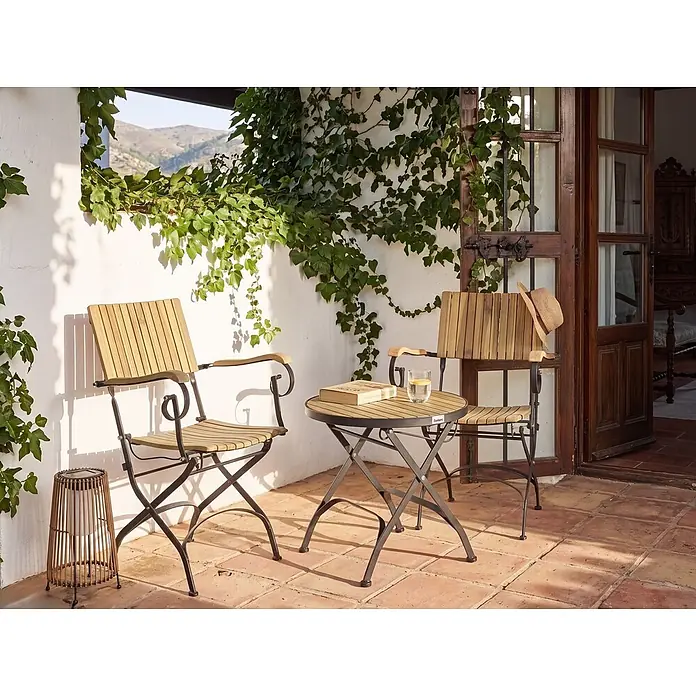3-tlg Bistro Set LASCARI in Braun/Schwarz -  - Klappbare Terrassenstühle und -tisch aus Holzlatten und dunklem Metall auf einer Terrakotta-Terrasse.
