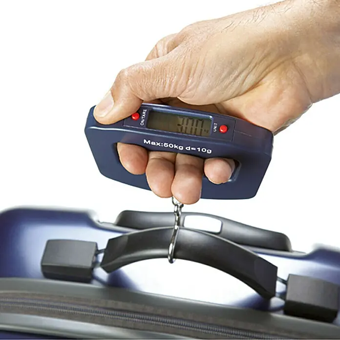 Alpha Tools Handwaage - Bis max. 50 kg - Hier sehen wir eine digitale Kofferwaage, die an einem Gepäckstück befestigt ist und in einer Hand gehalten wird. Die Waage zeigt 3.00 kg an.