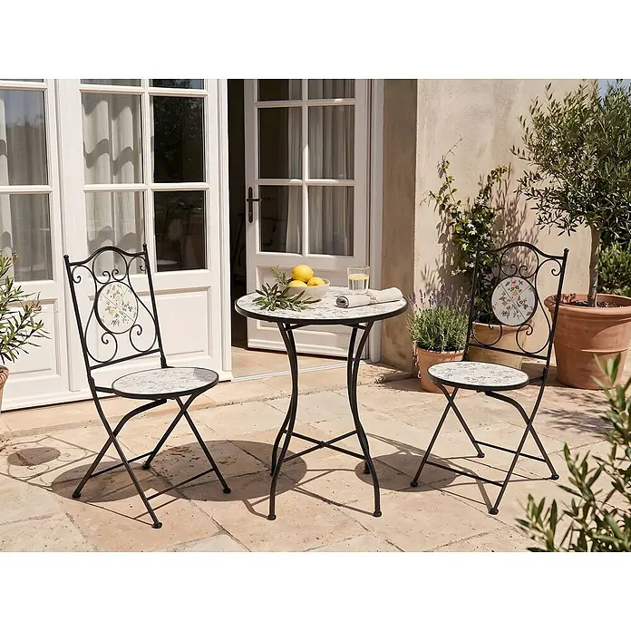 3-tlg Bistro Set COLLIO in Schwarz/Weiß -  - Schwarzes Bistro-Set aus Metall mit zwei Klappstühlen und einem runden Tisch mit Fliesenmuster, auf einer Terrasse.