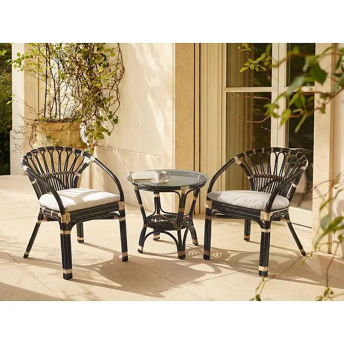 3-tlg Bistro Set PECORINI in Schwarz/Braun/Weiß -  - Ein schwarzes Rattan-Bistro-Set mit zwei Stühlen und einem Glastisch auf einer sonnigen Terrasse, ideal für Entspannung im Freien.