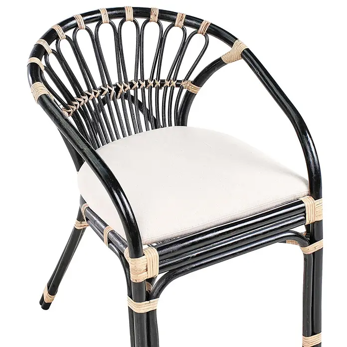 3-tlg Bistro Set PECORINI in Schwarz/Braun/Weiß -  - Schwarzer Rattanstuhl mit hellem Kissen und natürlichen Korbdetails.