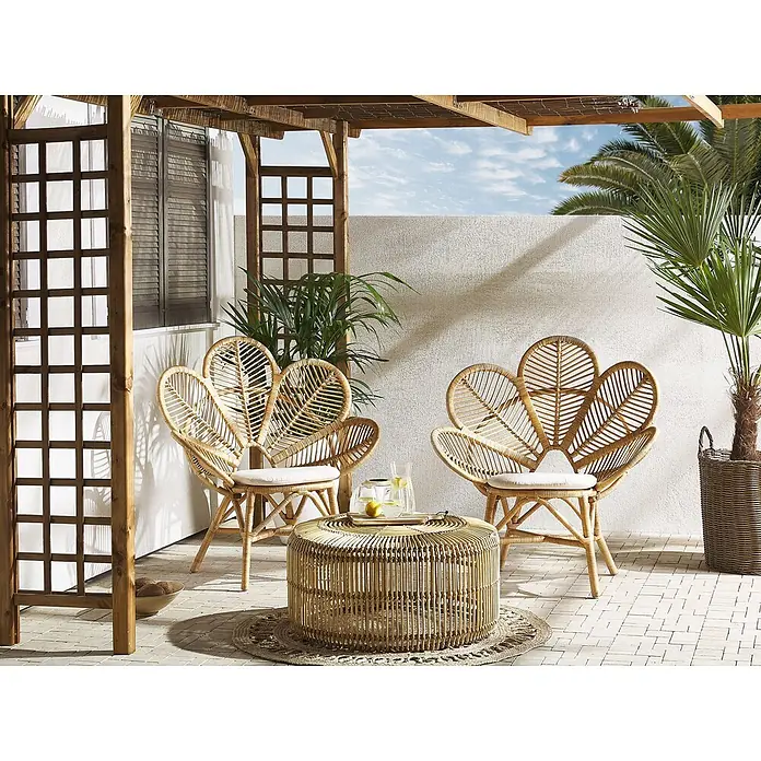 3-tlg Bistro Set FLORENTINE / LIMNI in Naturfarben/Beige/Beige -  - Zwei natürliche Rattan-Loungesessel mit blütenförmiger Rückenlehne und passendem runden Rattan-Couchtisch auf einer Terrasse.