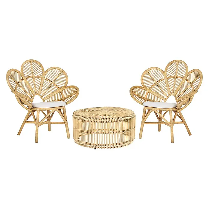3-tlg Bistro Set FLORENTINE / LIMNI in Naturfarben/Beige/Beige -  - Zwei natürliche Rattan-Stühle mit blattförmigen Lehnen und weißen Kissen, die einen passenden runden Rattan-Kaffeetisch flankieren.