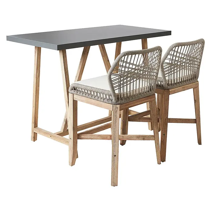 3-tlg Bistro Set TALAMONE in Braun/Grau/Beige -  - Bartisch mit dunkelgrauer Platte und hellen Holzbeinen, dazu zwei Hocker mit weißen Kissen und geflochtenen Seilrückenlehnen.