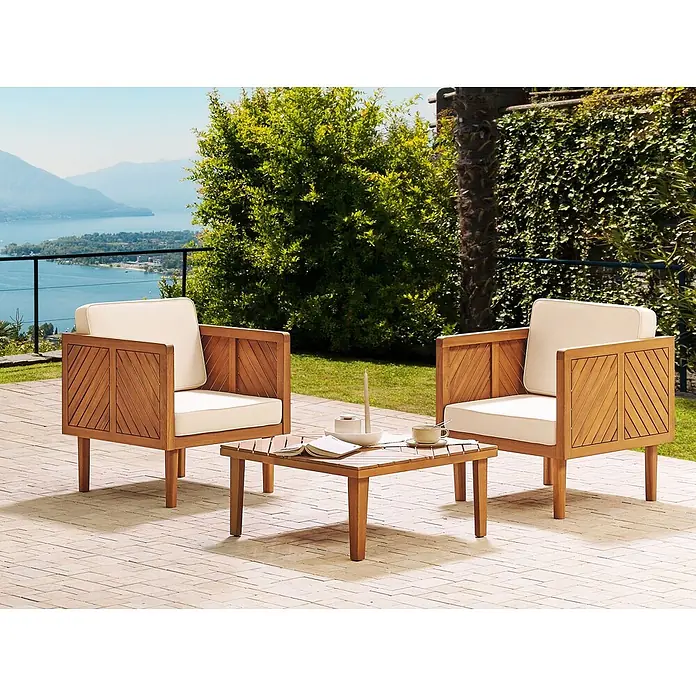 7-tlg Bistro Set BARATTI in Braun/Beige -  - Outdoor-Lounge-Set aus Teakholz mit cremefarbenen Kissen auf einer Terrasse mit Blick auf See und Berge. Bestehend aus zwei Stühlen und einem Couchtisch.