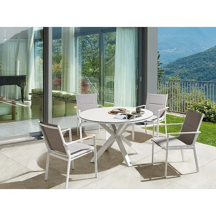 5-tlg Gartentisch Set MALETTO/BUSSETO in Weiß/Grau/Beige -  - Gartensitzgruppe: runder weißer Tisch und vier Stühle mit weißen Gestellen, grauen Stoffbezügen und Holzarmlehnen, auf einer Terrasse.
