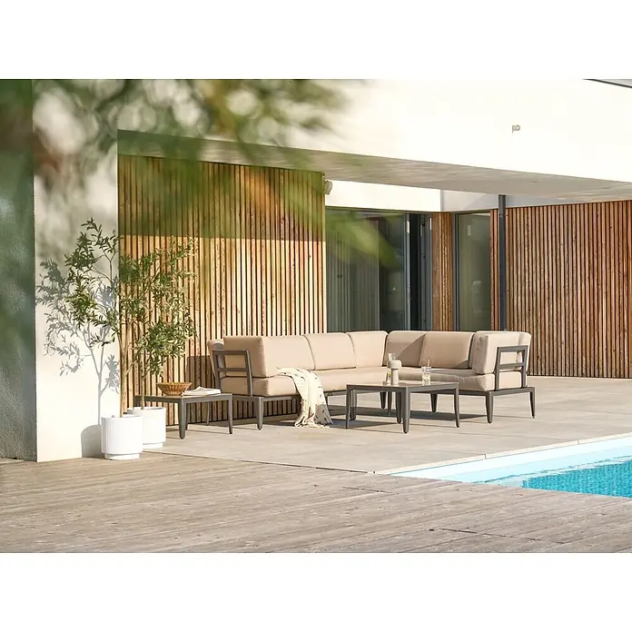 5-tlg Lounge Set RIMA in Grau/Beige linksseitig -  - Beiges Outdoor-Ecksofa mit dunkelgrauem Gestell und zwei passenden Couchtischen auf einer Terrasse am Pool, bereit zum Entspannen.