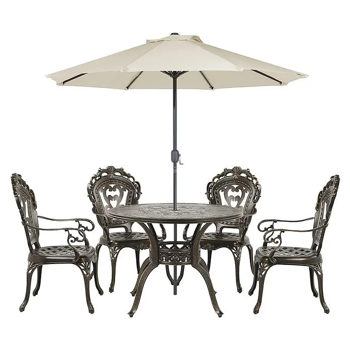 10-tlg Gartentisch Set SAPRI in Braun/Grün/Beige -  - Bronzefarbenes Gusseisen-Gartenset mit vier Stühlen, einem runden Tisch und einem beigen Sonnenschirm.