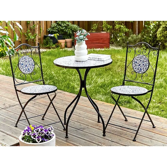 2-tlg Bistro Set CAMPRENA in Schwarz/Blau/Weiß -  - Schwarzes Metall-Bistro-Set mit blauen und weißen Mosaikfliesen auf Tisch und Stühlen, auf Holzterrasse im Garten.